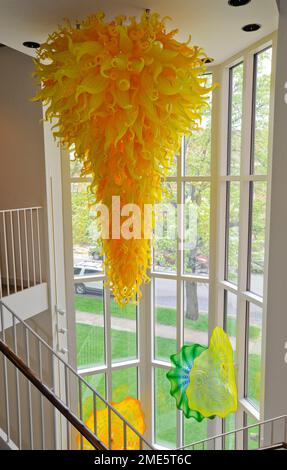 All'interno del Columbus Area Visitors Center si trova il lampadario Yellow Neon, dell'artista Dale Chihuly Foto Stock