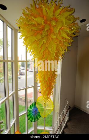 All'interno del Columbus Area Visitors Center si trova il lampadario Yellow Neon, dell'artista Dale Chihuly Foto Stock