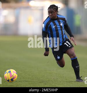 San Giovanni, Italia, 14th gennaio 2023. Tabitha Chawinga dell'Internazionale durante la Serie A Femminile Match allo Stadio Ernesto Breda di San Giovanni. L'immagine di credito dovrebbe essere: Jonathan Moskrop / Sportimage Foto Stock