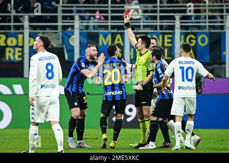 Milano, Italia. 23rd gennaio 2023. Milano Skriniar del FC Internazionale riceve un cartellino rosso durante la partita di calcio italiana di Serie A FC Internazionale vs Empoli a Milano il 23 gennaio 2023 Credit: Piero Crociatti/Alamy Live News Foto Stock