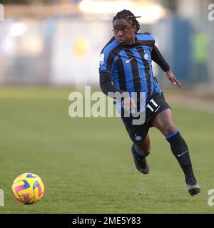 San Giovanni, Italia, 14th gennaio 2023. Tabitha Chawinga dell'Internazionale durante la Serie A Femminile Match allo Stadio Ernesto Breda di San Giovanni. L'immagine di credito dovrebbe essere: Jonathan Moskrop / Sportimage Foto Stock