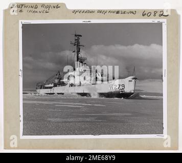 Eastwind RIP Ice Channel - operazione Deep Freeze 1963. I 269-ft., 6.515-ton U. S. Coast Guard Icebreaker Eastwind strappi aprire un canale attraverso congelato McMurdo Sound per navi da carico che trasportano personale, attrezzature, e forniture per stazioni scientifiche in Antartico. In alcune aree il ghiaccio è spesso da 10 a 20 piedi. Foto Stock