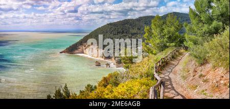 Stupende isolette Faraglioni di Puglia in estate baia mare Adriatico Baia delle Zagare. Mattinata Faraglioni e costa di Mergoli, Vieste Garg Foto Stock