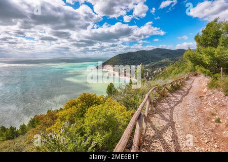 Stupende isolette Faraglioni di Puglia in estate baia mare Adriatico Baia delle Zagare. Mattinata Faraglioni e costa di Mergoli, Vieste Garg Foto Stock