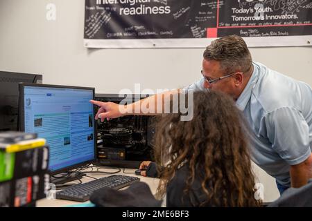 Timothy King, agenzia per la sicurezza informatica e la sicurezza delle infrastrutture, aiuta i bambini a costruire il proprio personal computer a Stafford, Virginia, 27 luglio 2022. Gli innovatori della American Cyber League costruiscono il tuo Personal computer Camp, offrono ai bambini dai 13 ai 18 anni l'opportunità di conoscere i computer e cosa li fa lavorare attraverso la loro esperienza pratica di apprendimento con la creazione di un proprio PC. COMMSTRAT,COMMSTRAT FEATURE,ERIC HUYNH,MARINE CORPS BASE QUANTICO,MARINES,USMCCOMMSTRAT, Foto Stock