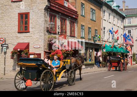 I turisti che cavalcano in carrozza trainata da cavalli lungo Rue Saint-Louis nella zona di Upper Town della Città Vecchia di Quebec in estate, Quebec, Canada. Foto Stock