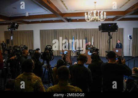 Ramstein-Miesenbach, Germania. 20 gennaio 2023. STATI UNITI Il Segretario della Difesa Lloyd Austin, di sinistra, risponde a una domanda durante un briefing stampa in qualità di Presidente del GEN. Mark Milley, di destra, guarda dopo l'ottava riunione del Gruppo di contatto per la Difesa Ucraina alla base aerea di Ramstein, 20 gennaio 2023 a Ramstein-Miesenbach, Renania-Palatinato, Germania. L'incontro o 50 nazioni e organizzazioni decide la strada migliore per fornire sostegno militare all'Ucraina. Credito: TSgt. Jack Sanders/DOD Photo/Alamy Live News Foto Stock