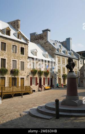 Louis la 14a statua a Place Royale nella zona di Lower Town della città vecchia di Quebec City in estate, Quebec, Canada. Foto Stock