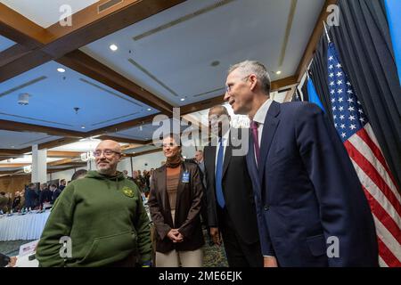 Ramstein-Miesenbach, Germania. 20 gennaio 2023. STATI UNITI Il Segretario della Difesa Lloyd Austin, al centro, chiacchiera con il Ministro della Difesa ucraino Oleksii Reznikov, a sinistra, e il Segretario Generale della NATO Jens Stoltenberg, a destra, prima dell'inizio dell'ottava riunione del Gruppo di contatto per la Difesa Ucraina alla base aerea di Ramstein, 20 gennaio 2023 a Ramstein-Miesenbach, Renania-Palatinato, Germania. L'incontro o 50 nazioni e organizzazioni decide la strada migliore per fornire sostegno militare all'Ucraina. Credito: TSgt. Jack Sanders/DOD Photo/Alamy Live News Foto Stock