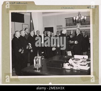 Comando della Guardia Costiera avanzato all'ammiraglio completo. Il vice ammiraglio Russell R. Waesche, Comandante della Guardia Costiera degli Stati Uniti, è giurato come un ammiraglio completo dall'ammiraglio posteriore Thomas Gatch, avvocato generale del giudice della Marina degli Stati Uniti, come la signora Waesche (estrema destra) e un gruppo di alti ufficiali della Guardia Costiera guardare. La cerimonia si è svolta negli uffici del Segretario della Marina. Gli ufficiali della Guardia Costiera, da sinistra a destra, sono: L'ammiraglio posteriore Carl Michel; l'ammiraglio posteriore Joseph F. Farley; l'ammiraglio posteriore Charles A. Park; l'ammiraglio posteriore Lyndon Spencer; il comandante Willard J. Smith, l'Aide del Comandante; Re Foto Stock