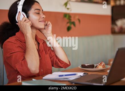 Cuffie, bar e studente nero con musica o podcast web al lavoro su un computer. Rilassati imparando, riproducendo in streaming e ascoltando la radio di un felice Foto Stock