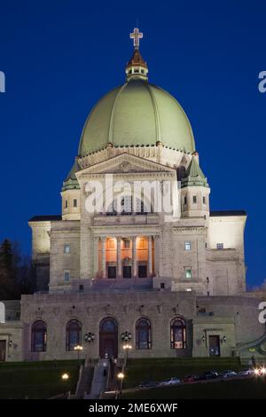 Oratorio di Saint-Joseph illuminato al tramonto, Montreal, Quebec, Canada. Foto Stock