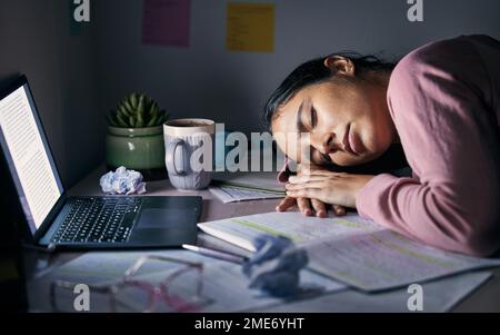 Studente che dorme, stanco e affaticato di notte per studio, apprendimento e depressione universitaria, salute mentale o burnout sul notebook. Depresso, stress e. Foto Stock