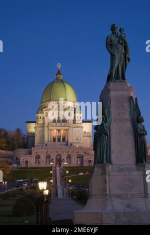 Statua religiosa e Oratorio di San Giuseppe illuminati al tramonto, Montreal, Quebec, Canada. Foto Stock