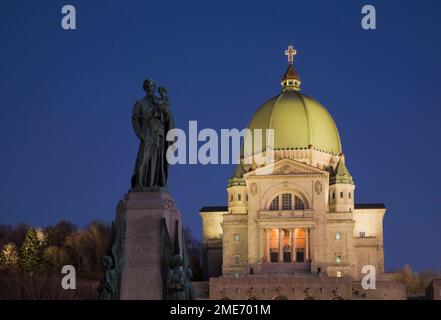 Statua religiosa e Oratorio di San Giuseppe illuminati al tramonto, Montreal, Quebec, Canada. Foto Stock