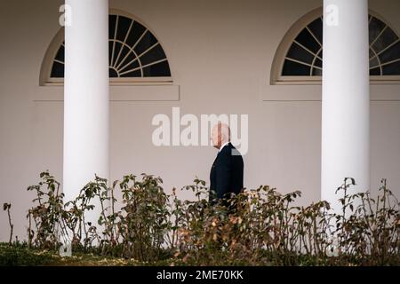 Washington, DC, Stati Uniti. 23rd Jan, 2023. Il presidente degli Stati Uniti Joe Biden cammina lungo il colonnato della Casa Bianca nell'ala occidentale a Washington, DC, Stati Uniti, lunedì 23 gennaio, 2023. Il Dipartimento di Giustizia ha trovato sei articoli contenenti informazioni classificate durante una ricerca di venerdì della casa di Biden a Wilmington, Delaware, i suoi avvocati personali ha detto il Sabato. Credito: Al Drago/Pool tramite CNP/dpa/Alamy Live News Foto Stock