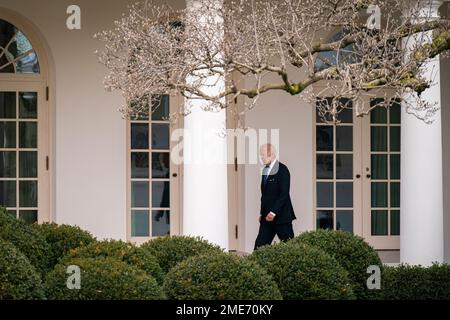 Washington, DC, Stati Uniti. 23rd Jan, 2023. Il presidente degli Stati Uniti Joe Biden cammina lungo il colonnato della Casa Bianca nell'ala occidentale a Washington, DC, Stati Uniti, lunedì 23 gennaio, 2023. Il Dipartimento di Giustizia ha trovato sei articoli contenenti informazioni classificate durante una ricerca di venerdì della casa di Biden a Wilmington, Delaware, i suoi avvocati personali ha detto il Sabato. Credito: Al Drago/Pool tramite CNP/dpa/Alamy Live News Foto Stock