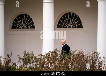 Washington, DC, Stati Uniti. 23rd Jan, 2023. Il presidente degli Stati Uniti Joe Biden cammina lungo il colonnato della Casa Bianca nell'ala occidentale a Washington, DC, Stati Uniti, lunedì 23 gennaio, 2023. Il Dipartimento di Giustizia ha trovato sei articoli contenenti informazioni classificate durante una ricerca di venerdì della casa di Biden a Wilmington, Delaware, i suoi avvocati personali ha detto il Sabato. Credito: Al Drago/Pool tramite CNP/dpa/Alamy Live News Foto Stock