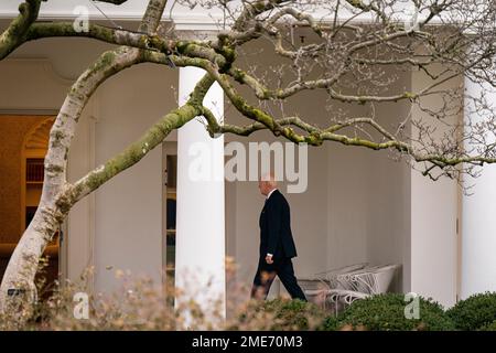 Washington, DC, Stati Uniti. 23rd Jan, 2023. Il presidente degli Stati Uniti Joe Biden cammina lungo il colonnato della Casa Bianca nell'ala occidentale a Washington, DC, Stati Uniti, lunedì 23 gennaio, 2023. Il Dipartimento di Giustizia ha trovato sei articoli contenenti informazioni classificate durante una ricerca di venerdì della casa di Biden a Wilmington, Delaware, i suoi avvocati personali ha detto il Sabato. Credito: Al Drago/Pool tramite CNP/dpa/Alamy Live News Foto Stock