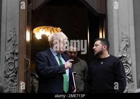 Kiev, Ucraina. 22nd Jan, 2023. L'ex primo ministro britannico Boris Johnson ha fatto una visita non annunciata al campidoglio ucraino di Kyiv il 22 gennaio 2023, dove ha trascorso del tempo con il presidente ucraino Volodymyr Zelenskyy prima che la coppia si incontrasse con studenti e docenti della Taras Shevchenko National University di Kyiv. Foto tramite Ufficio stampa presidenziale ucraino/UPI Credit: UPI/Alamy Live News Foto Stock