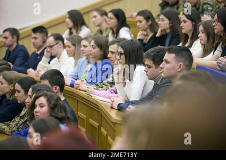 Kiev, Ucraina. 22nd Jan, 2023. L'ex primo ministro britannico Boris Johnson ha fatto una visita non annunciata al campidoglio ucraino di Kyiv il 22 gennaio 2023, dove ha trascorso del tempo con il presidente ucraino Volodymyr Zelenskyy prima che la coppia si incontrasse con studenti e docenti della Taras Shevchenko National University di Kyiv. Foto tramite Ufficio stampa presidenziale ucraino/UPI Credit: UPI/Alamy Live News Foto Stock