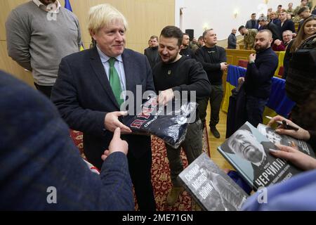 Kiev, Ucraina. 22nd Jan, 2023. L'ex primo ministro britannico Boris Johnson ha fatto una visita non annunciata al campidoglio ucraino di Kyiv il 22 gennaio 2023, dove ha trascorso del tempo con il presidente ucraino Volodymyr Zelenskyy prima che la coppia si incontrasse con studenti e docenti della Taras Shevchenko National University di Kyiv. Foto tramite Ufficio stampa presidenziale ucraino/UPI Credit: UPI/Alamy Live News Foto Stock