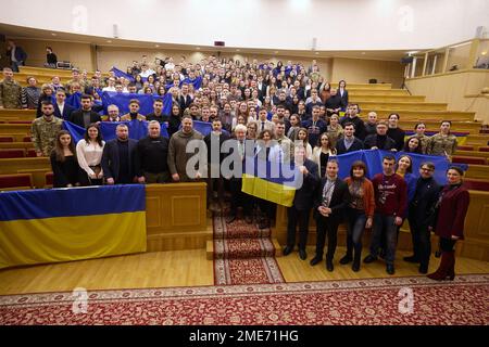 Kiev, Ucraina. 22nd Jan, 2023. L'ex primo ministro britannico Boris Johnson ha fatto una visita non annunciata al campidoglio ucraino di Kyiv il 22 gennaio 2023, dove ha trascorso del tempo con il presidente ucraino Volodymyr Zelenskyy prima che la coppia si incontrasse con studenti e docenti della Taras Shevchenko National University di Kyiv. Foto tramite Ufficio stampa presidenziale ucraino/UPI Credit: UPI/Alamy Live News Foto Stock