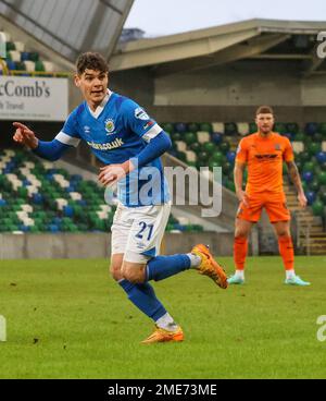 Windsor Park, Belfast, Irlanda del Nord, Regno Unito. 21 gennaio 2023. Danske Bank Premiership – Linfield 3 Ballymena United 0. Giocatore di calcio Linfield in azione Max Haygarth (21). Foto Stock