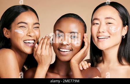 Donna, ritratto di bellezza e sorriso con crema per il benessere della pelle del viso, prodotto di lusso e dermatologia felice. Modello, viso e bellezza cosmetica Foto Stock