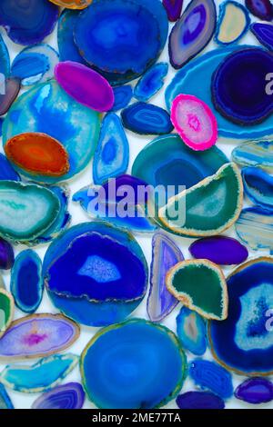 Agate set in blu e verde colors.Slices di pietra naturale .Texture di pietra naturale agate.Blue Agate geode Crystal.Cross sezione di un blu brasiliano Foto Stock