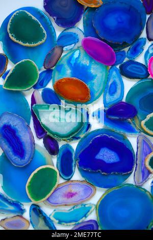 Superficie di pietre di agata in blu e verde colours.Slices di pietra naturale .Texture di pietra naturale agate.Blue Agata geode Crystal.Cross sezione di un Foto Stock