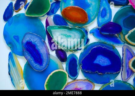 Carta da parati pietre agate in blu e verde colors.Slices di pietra naturale .Texture di pietra naturale agate.Blue Agate geode Crystal.Cross sezione di un Foto Stock