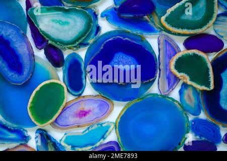 Cristallo di agate geode. Agate set in blu e verde colours.Slices di pietra naturale su sfondo bianco.Texture di pietra naturale agate. Sezione trasversale di Foto Stock