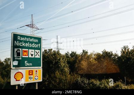Austria - 30 settembre 2014: Raststation Nickelsdorf - distributore di benzina Shell, accesso gratuito a wlan, servizi igienici, ristorante e controllo del permesso di visto Foto Stock