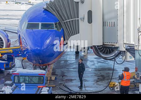Denver, Colorado - Un pilota della Southwest Airlines esegue una passeggiata prima del volo per ispezionare un Boeing 737 MAX prima di un volo da Denver International Foto Stock