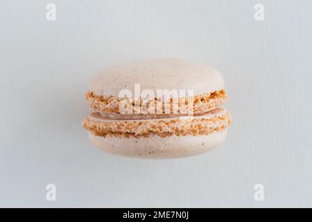 Crème Brulee Macaron cookie isolato su sfondo bianco Foto Stock