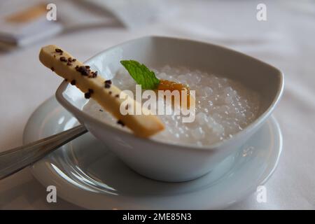 Budino di riso con biscotti Foto Stock