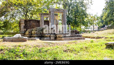 Yapahuwa servì come capitale dello Sri Lanka nell'ultima parte del 13th° secolo (1273-1284). Costruito su un enorme masso di roccia alto 90 metri Foto Stock