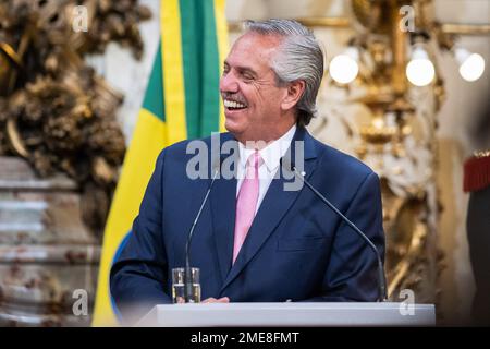 Buenos Aires, Argentina. 23rd Jan, 2023. Il presidente argentino Alberto Fernandez sorride durante una conferenza stampa presso la casa del governo di Buenos Aires. (Foto di Manuel Cortina/SOPA Images/Sipa USA) Credit: Sipa USA/Alamy Live News Foto Stock