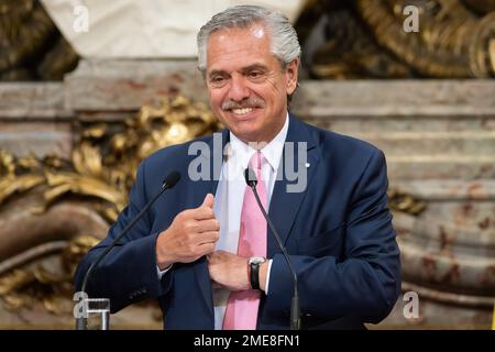 Buenos Aires, Argentina. 23rd Jan, 2023. Il presidente argentino Alberto Fernandez sorride durante una conferenza stampa presso la casa del governo di Buenos Aires. (Foto di Manuel Cortina/SOPA Images/Sipa USA) Credit: Sipa USA/Alamy Live News Foto Stock