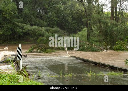 South Pine River alluvione a Bunya Road attraversamento nel marzo 2021 alla periferia di Brisbane, Australia Foto Stock