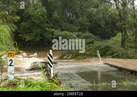 South Pine River alluvione a Bunya Road nel marzo 2021, alla periferia di Brisbane, Australia Foto Stock