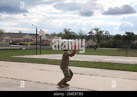 29th Combat Aviation Brigade, Maryland Army National Guard Soldiers giocare a basket in occasione di un evento morale, benessere e ricreativo durante Northern Strike 22 a Grayling, Michigan, il 15 agosto 2022. La Brigata dell'Aviazione di combattimento del 29th, guidata dal Colonnello Richard Ferguson, ha circa 100 soldati della Guardia Nazionale del Maryland che forniscono capacità di controllo e comando in tutto il dominio durante lo Sciopero settentrionale 22 dal 6 al 20 agosto 2022. Foto Stock