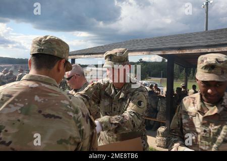 1st Sgt. Ben Davis, 29th Combat Aviation Brigade Acting Sgt. Major, della Guardia Nazionale dell'Esercito del Maryland, serve i soldati durante un giorno morale, di benessere e di ricreazione durante il Northern Strike 22 a Grayling, Michigan, il 15 agosto 2022. La Brigata dell'Aviazione di combattimento del 29th, guidata dal Colonnello Richard Ferguson, ha circa 100 soldati della Guardia Nazionale del Maryland che forniscono capacità di controllo e comando in tutto il dominio durante lo Sciopero settentrionale 22 dal 6 al 20 agosto 2022. Foto Stock