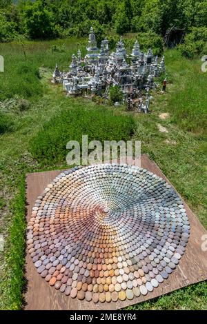 Mosaico di pietre di colore naturale nel magico Parco dei Dreamwoods, nascosto tra le colline toscane, progettato dall'artista tedesca Deva Manfred, Italia. Foto Stock
