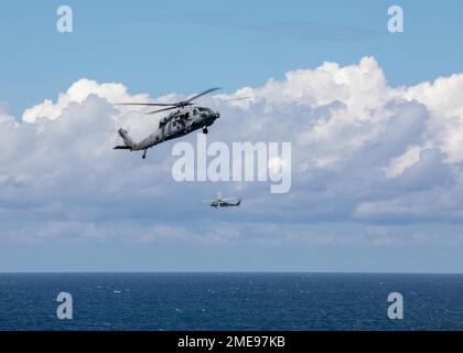 220815-N-IX644-1132 OCEANO ATLANTICO (AGO. 15, 2022) un elicottero MH-60s Nighthawk attaccato all'elicottero Sea Combat Squadron (HSC) 5, vola sopra la portaerei di classe Nimitz USS George H. W. Bush (CVN 77), 15 agosto 2022. George H.W. Bush fornisce all'autorità di comando nazionale capacità di combattimento flessibile e personalizzabile come il fiore all'occhiello di un gruppo di attacco dei vettori che mantiene la stabilità marittima e la sicurezza per garantire l'accesso, dissuadere l'aggressione e difendere gli interessi degli Stati Uniti, alleati e partner. The George H.W. Bush Carrier Strike Group (CSG) è un sistema integrato di armi da combattimento che offre Foto Stock