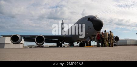 Piloti e capi equipaggio con la 914th Air Refueling Wing discutono dello stato operativo del KC-135 Stratotanker durante un'ispezione preflight il 15 agosto 2022, sulla linea di volo presso la Niagara Falls Air Reserve Station, New York. I controlli di preaccensione sono completati per i componenti interni ed esterni del KC-135 prima del decollo per garantire la massima sicurezza per l'equipaggio e misure preventive per l'aeromobile. Foto Stock