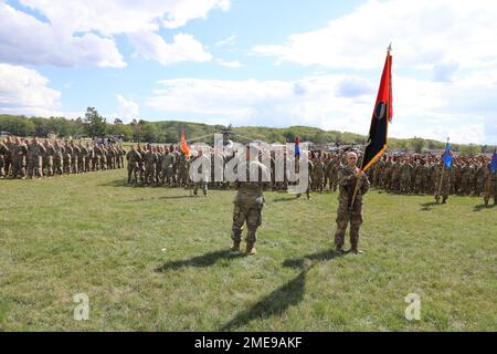 Il 15 agosto 29th 2022, il comandante della Brigata dell'Aviazione di combattimento del Maryland, si rivolge ai suoi soldati durante un incontro per una foto di brigata e cerimonie di premiazione durante lo Sciopero settentrionale 22 a Camp Grayling, Michigan. Il taxi 29th fornisce il comando e il controllo di tutti i domini sul battaglione di elicottero d'assalto 1-230th della Guardia Nazionale dell'Armata del Tennessee, sul battaglione di Aviazione Generale di supporto 1-111th della Guardia Nazionale dell'Armata della Florida e sullo Squadrone 167 dell'elicottero di attacco leggero marino da Jacksonville. Carolina del Nord durante lo Sciopero del Nord 22 dal 6 al 20 agosto Foto Stock