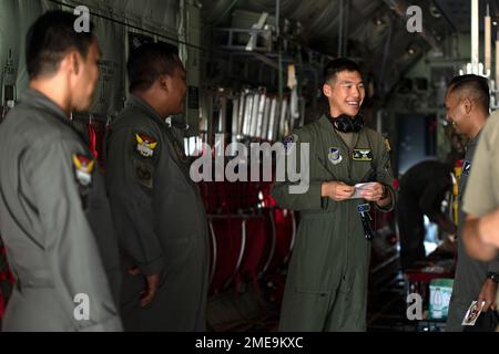 STATI UNITI Timothy Kim, 36th Airlift Squadron C-130J Super Hercules pilota, saluta i membri dell'equipaggio dell'aeronautica reale malese prima di un volo di familiarizzazione durante l'esercitazione Pacific Angel alla base aerea di Subang, Malesia, 15 agosto 2022. L'esercito degli Stati Uniti è dedicato a rafforzare le relazioni con gli alleati regionali e le nazioni partner nell'Indo-Pacifico attraverso operazioni come Pacific Angel per preservare la pace e la stabilità in tutta la regione. Foto Stock