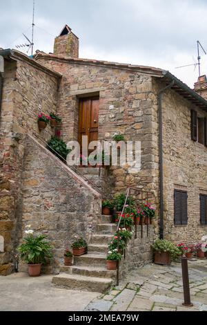 Edificio in pietra nel pittoresco villaggio toscano di Monticchiello. Foto Stock